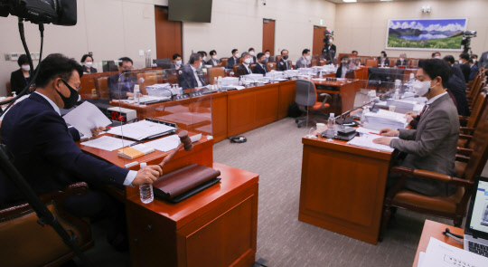 송영길 외통위원장이 28일 국회에서 열린 외통위 전체회의에서 의사봉을 두드리고 있다.   연합뉴스